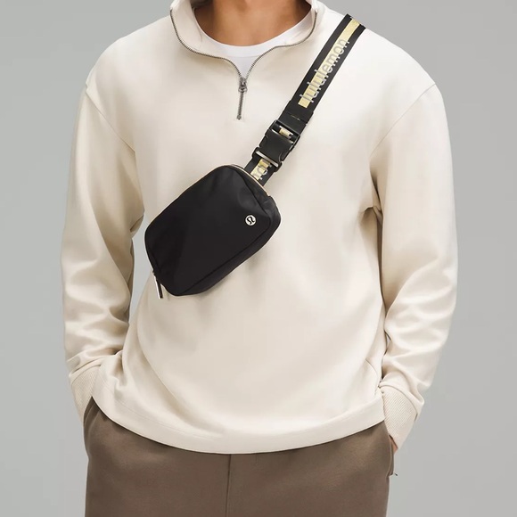 LULULEMON Everywhere Belt Bag 1LWordmark - Colour Black/Gold/White Opal - OS - Picture 4 of 7